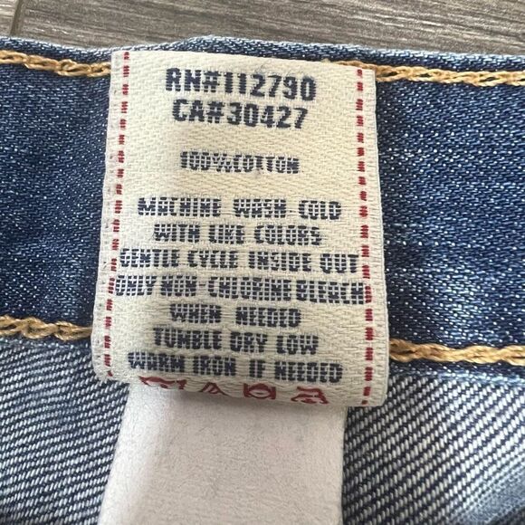 True Religion Riley Denim Jean Knee Shorts Raw Hem Distressing Button Fly Sz 26 - Picture 5 of 6